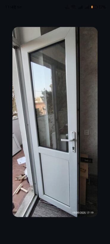 qapi setkasi: PVC şüşəli qapı - Material: ağ rəngli PVC profil - Dizayn: yuxarı