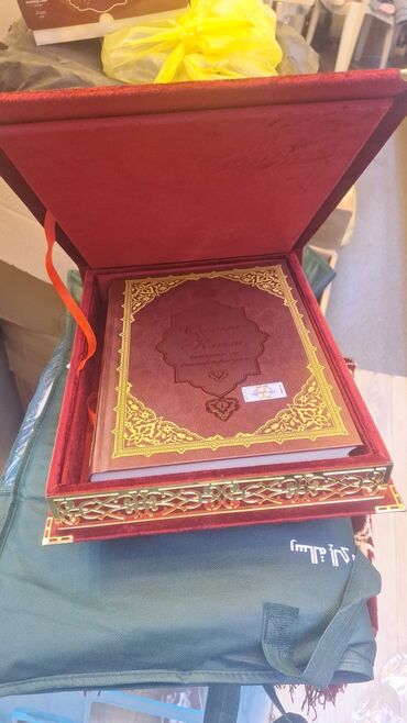 Dini kitablar: .Demir quran qablari 80 manatdan baslayir. Plastik quran qablâri 50 — 7
