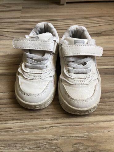 детская обувь 22: Кроссовки 22 размер по стельке 14 см. Находятся в 12 микрорайоне