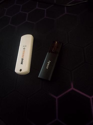 електронні книги: Флешка Apacer, 60 GB, Флешка ТехноDom 8 GB. Обе с интерфейсом USB‑A — 2