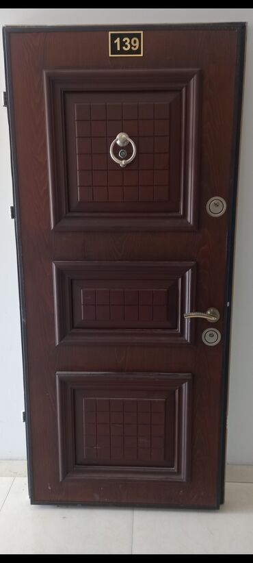 Giriş qapıları: Məhsul: Dəmir giriş qapısı və metal qutu (kasa) komplekti Təsvir: - — 9