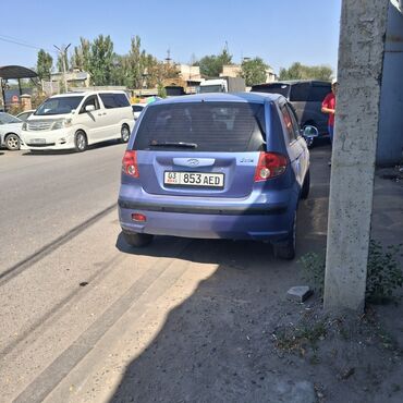 фотохромные очки: Автомобиль Hyundai Getz синего цвета с характерным хэтчбек-кузовом