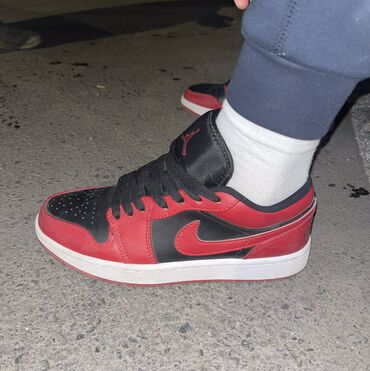 джорданы женские: Эркектердин кроссовкасы, 40, Air Jordan, Жаңы, түсү - Кызыл, Акылуу жеткирүү, Өзү алып кетүү