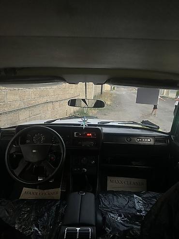 lada diskləri: VAZ 2107 sedan – ağ rəngli, klassik kuzov dizaynı ilə. Azərbaycan — 7