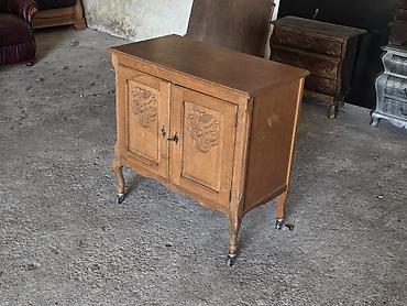 sofa od kože: Drvena komoda/ormarić na točkićima – klasičan stil - Materijal — 5