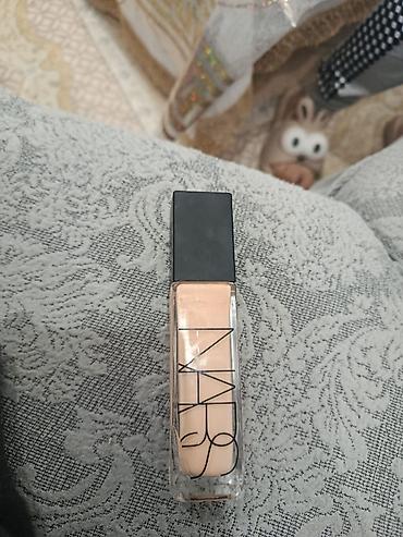 NARS tonal kremi Şüşə qablaşdırmada təqdim olunan NARS tonal kremi