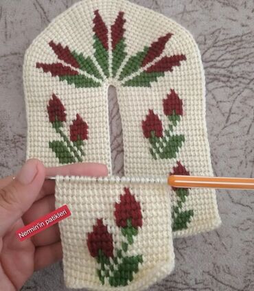 Dəstlər: Məhsul: Əl işi toxunma dəsti və naxışlı corab/başmaqlar Təsvir: - — 12