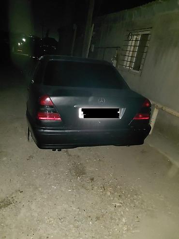 accent 1996: Mercedes-Benz C-sinfi sedan (W202) – qara rəng. Texniki və dizayn — 1