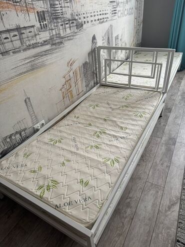 шкаф для документов со стеклом: Металлическая односпальная кровать, 2 шт . без матрасов. Размер -