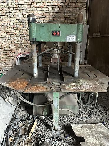 гравитационный стол: Гидравлический пресс XIONG HUI MACHINE XH1500. Промышленный пресс — 1