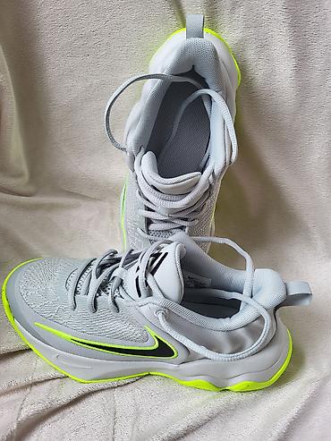 bele pantalone muske: Prodajem potpuno nove, nekorišćene Nike patike iz Giannis — 2