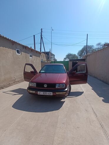 срочно продать машину: Volkswagen Vento: 1992 г., 1.8 л, Механика, Бензин, Седан