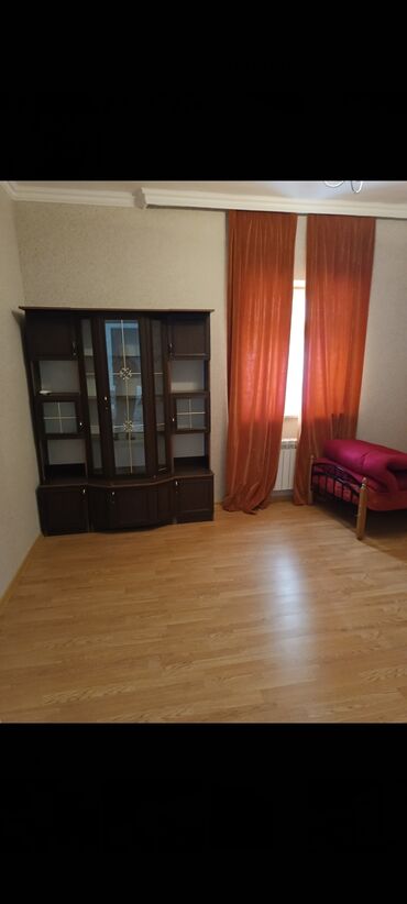 Uzunmüddətli kirayə evlər: Mebel və əşyalı geniş həyət evi/bağ evi - Zal: künc divan, yemək — 6