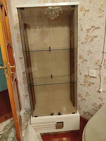 Şüşə vitrin dolabı - Material: temperli şüşə qapılar və rəflər, ağ
