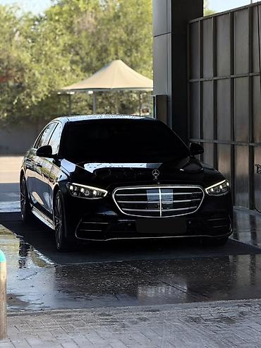 Mercedes‑Benz S‑Class (W223), черный седан представительского уровня