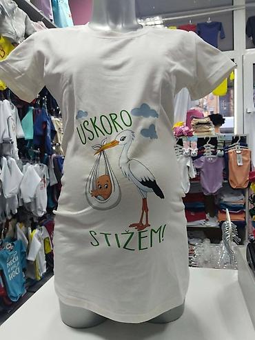 Majice kratkih rukava: Trudničke bele majice sa štampom – udobne i duhovite. Model kratki — 28