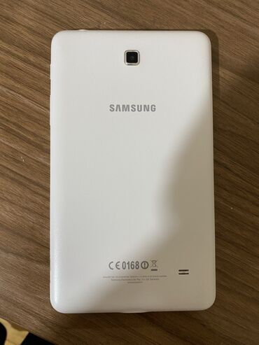 samsung tab 10 qiymeti: Ağ rəngdə Samsung planşeti, istifadəçilərə rahat mobil təcrübə təqdim