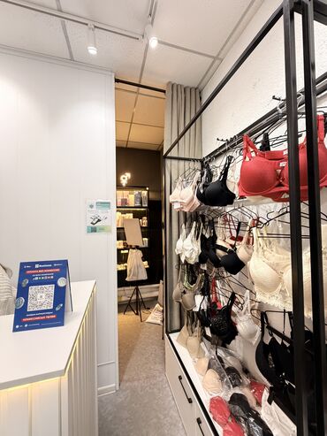 Бутики: Сдаю Бутик, 30 м², С ремонтом, Действующий, Без оборудования — 26