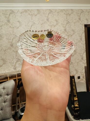 Külqabılar: Dörd ədəd "TOM Bohemia Crystal" markalı kristal qab dəsti. Hər qabın — 5