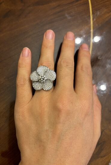 серебристое кольцо: Продаю шикарное кольцо серебро с кристаллами! Проба 925