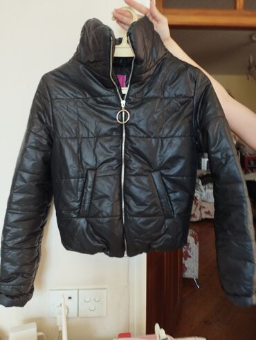 zhenskie kofty s otkrytymi plechami: Женская куртка S (EU 36), цвет - Черный