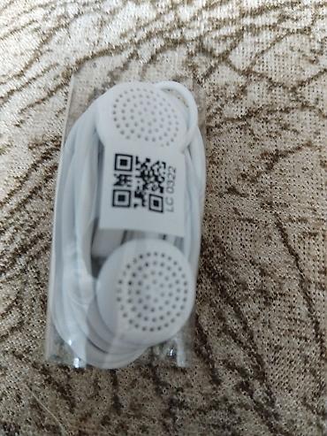Qulaqcıqlar: Simli qulaqlıq – klassik “earbud” tipli - Rəng: ağ - Bağlantı: 3.5 mm — 1
