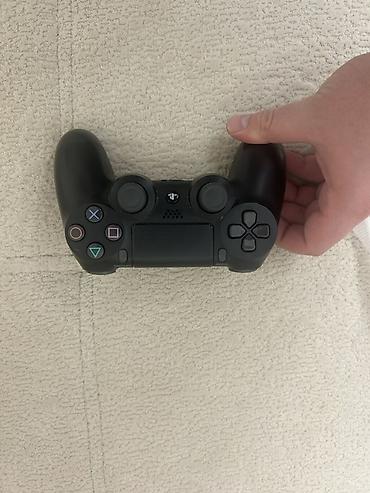 buds 4: PlayStation 4 Slim + 2 ədəd DualShock 4 pultu dəsti.Pultlar — 1