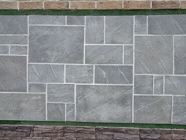 qanli qol sekilleri: Dekorativ beton/daş panellər – boz şifer fakturalı, düzbucaqlı və