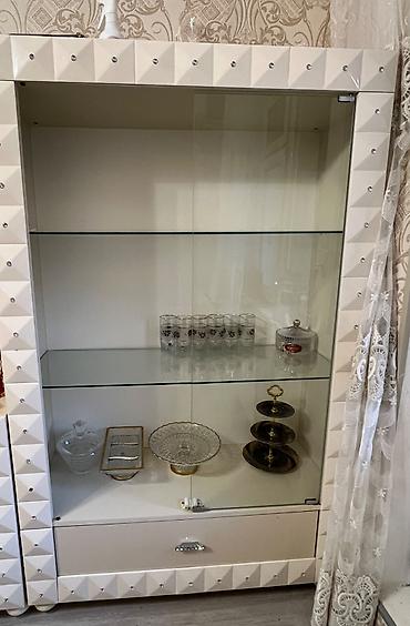 Ev üçün digər mebel: Şüşə vitrini – - Material: gücləndirilmiş şüşə qapı və rəflər — 1