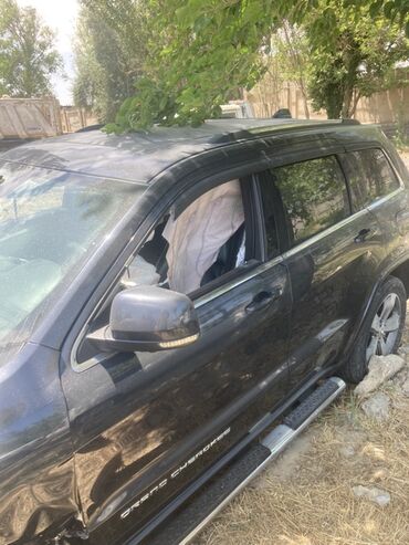 Jeep: Jeep Grand Cherokee – yaş asfalt rəngli, tam ölçülü SUV — 11