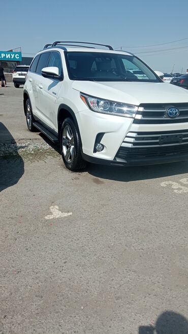 электрический домкрат: Белый внедорожник Toyota Highlander. Отличается элегантным дизайном и