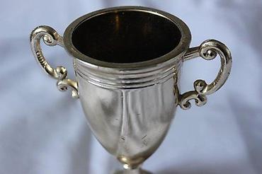 Značke, ordenje i medalje: PEHAR, 1991 | Stari pehar sa mermernim postoljem, ukupno visok oko — 3