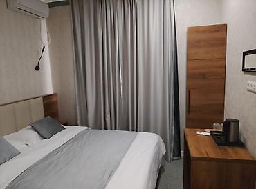 novel otel: Уютный гостиничный номер с двуспальной кроватью и текстилем в — 2