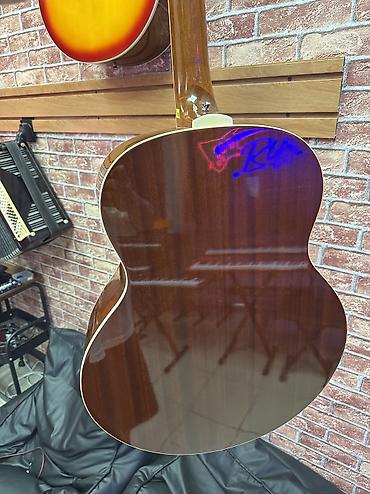 студийные: Gibson J-200 – легендарная акустическая джамбо-гитара. Основные — 2