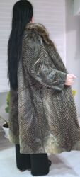 Krzneni kaputi: Dugački ženski kaput od krzna, elegantnog kroja sa naglašenim šarama u — 10