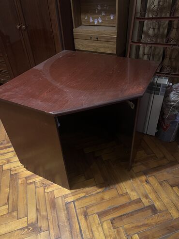 Digər mebel: Kamputer stolu İşlenmiş Əla vəziyətdədi
REAL ALİCİYA ENDİRİM OLACAQ