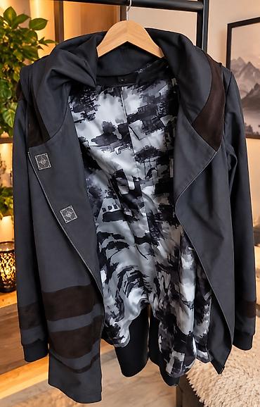 north face: Qara rəngli kapüşonlu üst geyim – urban/techwear tərzi -geyilib — 1