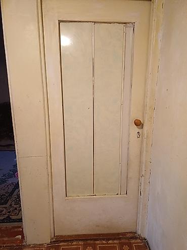 qapi: Ağ rəngli taxta otaq qapısı - Material: taxta karkas, mərkəzdə üç — 1