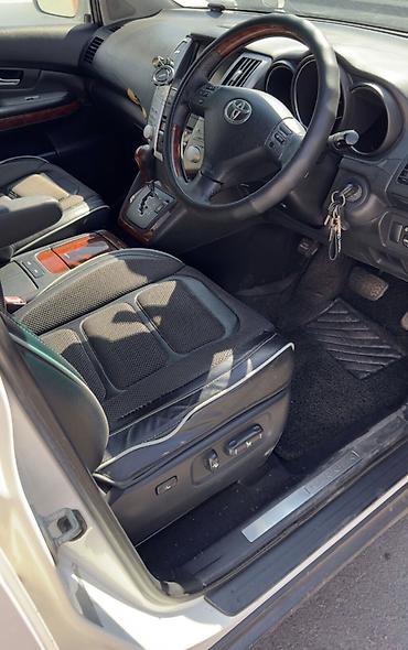 Продажа авто: Toyota Harrier, белый кроссовер с правым рулём. Оснащён просторным — 5