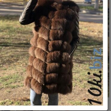 спортивное оборудование: Жилет из натурального меха лисы, длина миди. Богатая густая опушка