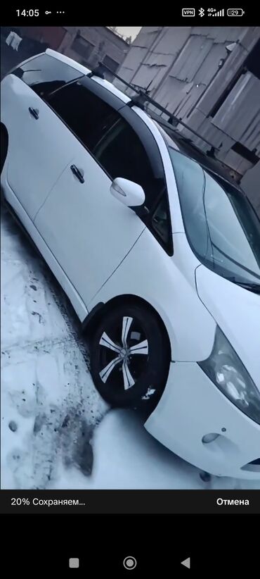 mersedes viano: Белый минивэн Mitsubishi Grandis. Оснащен рейлингами на крыше для