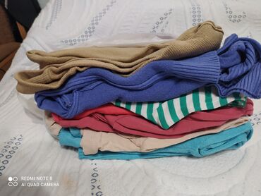 женские кофта: Вещи пакет 200 сом джинсы# кофты# платья#размер стандартный 45-46