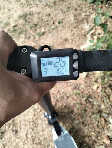 Trotineti, skejtbordovi i hoverbordovi: Električni trotinet sa crnim upravljačem i integrisanim LCD ekranom — 1