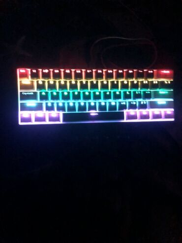 Kompüter və noutbuk aksesuarları: RGB işıqlandırmalı kompakt oyun klaviaturası. Bu klaviatura aydın və