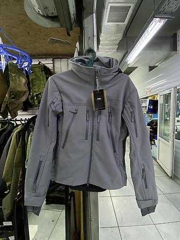 Софтшелл-куртка с капюшоном, серая - Материал: плотный softshell с