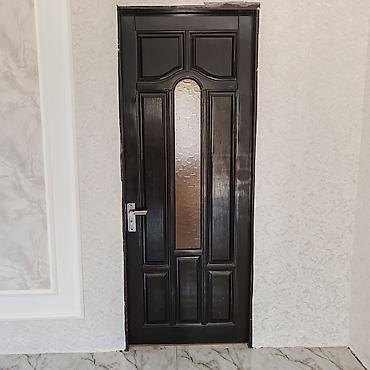 həyət mebeli: Yeni kimi qalan Taxta qapı satılır. Hündürlüyü 2.15 sm, eni 90 sm — 2