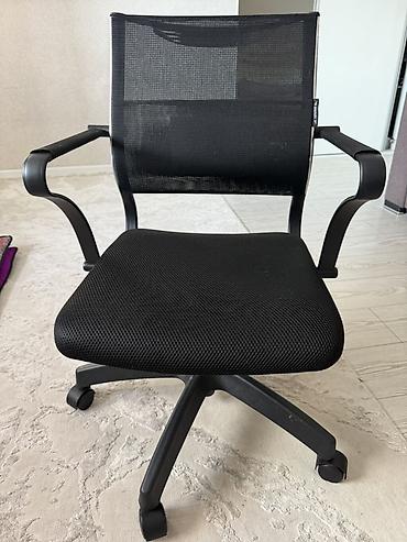 Офис креслолору: Кресло офисное на колесиках, черное - Дышащая сетчатая спинка для — 1