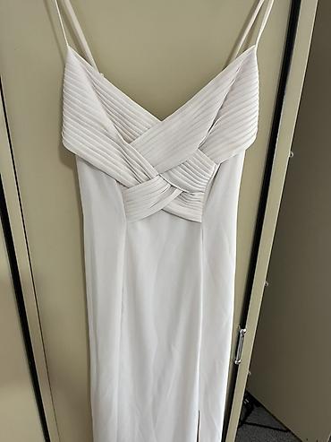 patike s: Bela duga haljina elegantnog i svedenog kroja, pogodna za svečane — 2