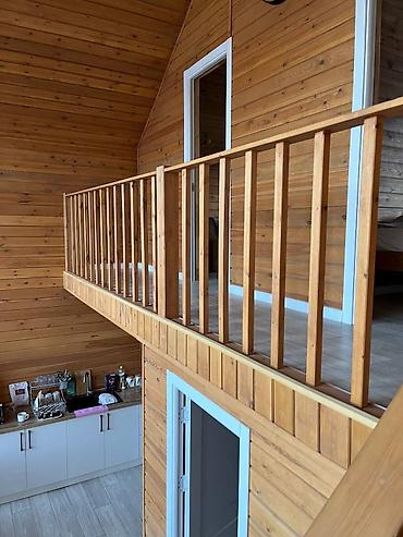 Посуточная аренда домов: А‑фрейм домики и юрты - Планировка: два уровня. На первом — гостиная — 5