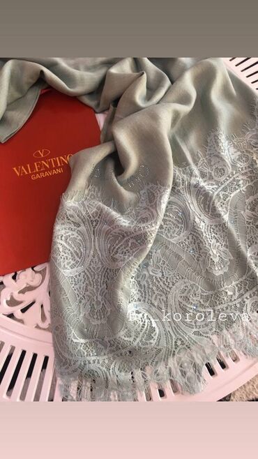 Baş geyimləri: Brend şərflərin və yaylıqların replikası, qiymətlər 25 manatdan — 6